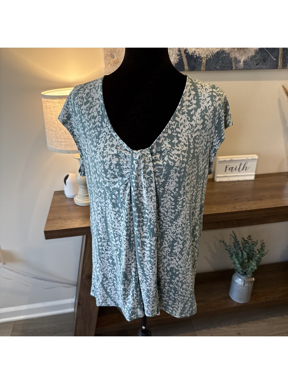 J H Collectibles Short Sleeve Vneck Blue/white Floral Top Size L